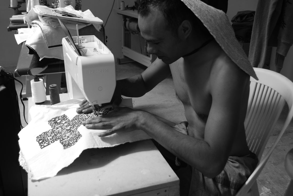 Los Orgánicos Tour founder sewing a garment